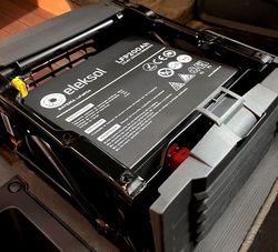 Batería de Litio LiFePO4 Bajo Asiento Eleksol 12,8V 200Ah Bluetooth y BMS V2