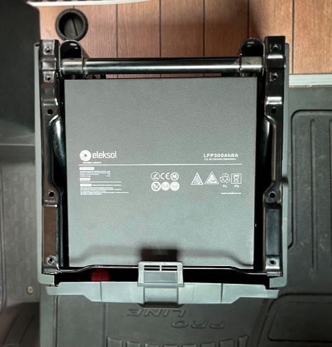 Batería de Litio LiFePO4 Bajo Asiento Eleksol 12,8V 300Ah Bluetooth y BMS V2