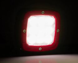 Universelle LED-Arbeitsleuchte mit 9 LEDs. Breiter Lichtstrom, 9 LEDs, 4100 Lumen, schwarzes Aluminiumgehäuse, roter Rahmen, Montagehalterung, 1,5 m Kabel.