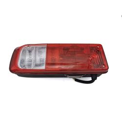 Linke Rückleuchte mit Dreieck und Maxtric-Leuchte mit Kabel