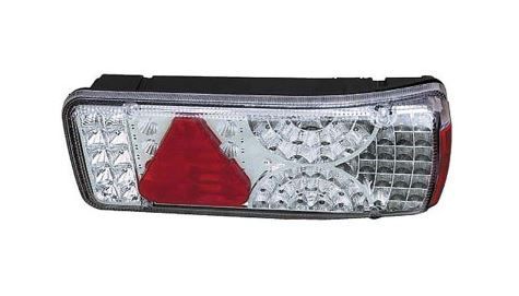 Piloto trasero led derecho con triángulo y conector trasero