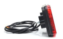Piloto trasero led universal derecho con luz de matrícula lateral